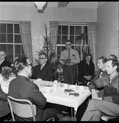 Juletilsetning for arbeidere ved mekanisk verksted.