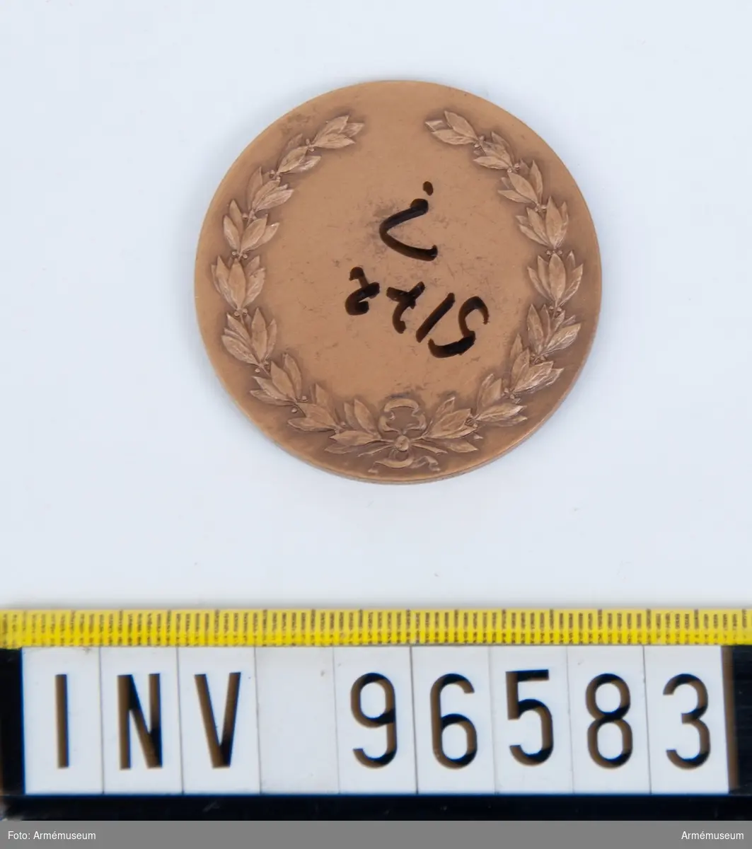Medalj i brons för Skånska kavalleriregementet.
Stans 20963, härdad 1949-09-08.
Medalj, åtsida med strålformig stjärna med 2 regementsfanor, den ena med skånska gripen samt inskr. LANDSKRONA 1677, PULTUSK 1703, POSEN 1704, FRAUSTADT 1706, med tre kronor krönt av kungl. krona som fanspets. Den andra med svärd och kunglig krona samt 4-armat kors jämte inskr. BORNHÖFT D. 7 DEC. 1813 samt med kronor i hörnen med Gustaf V:s namnchiffer som fanspets, inom omskrift KUNGL. SKÅNSKA KAVALLERIREGEMENTET. Modell: Åke Hammarberg.
