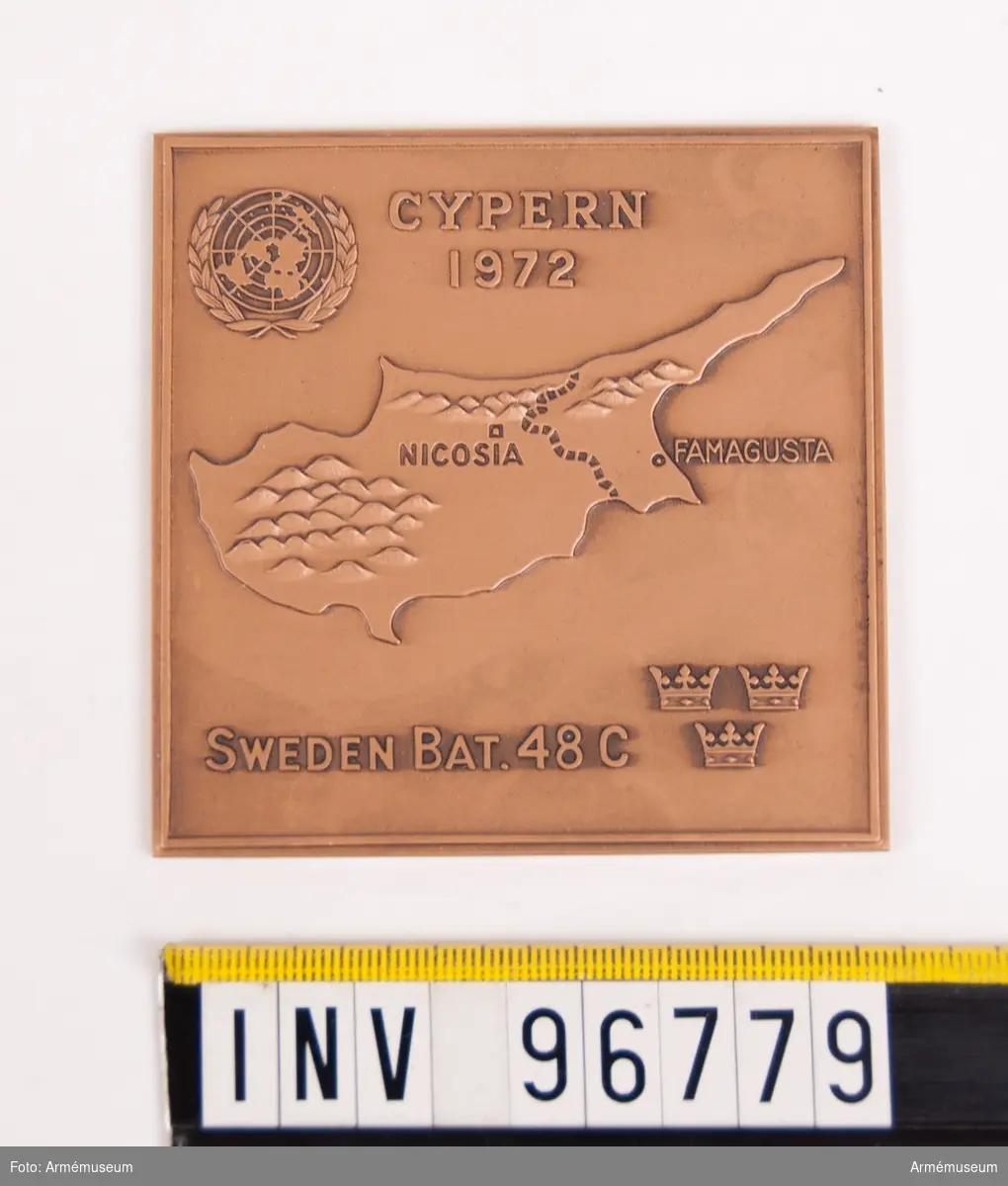Plakett i brons för SWEDEN BAT 48 C Cypern 1972. Med ask.