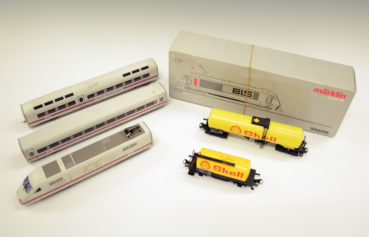 1 lokomotiv med 2 passasjervogner og 2 bensintank-vogner (Shell). 1 eske, originalemballasje.
Uvisst om disse delene kan brukes, om de virker.