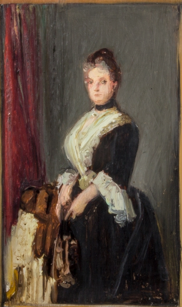Porträttskiss föreställande fru Clara Ljunglöf. Knästycke, stående vid en skissartat utformad stol. Klädd i svart klänning med vita spetsar. Hon håller i en solfjäder med båda händerna. I bakgrunden röd gardin och mörk vägg.