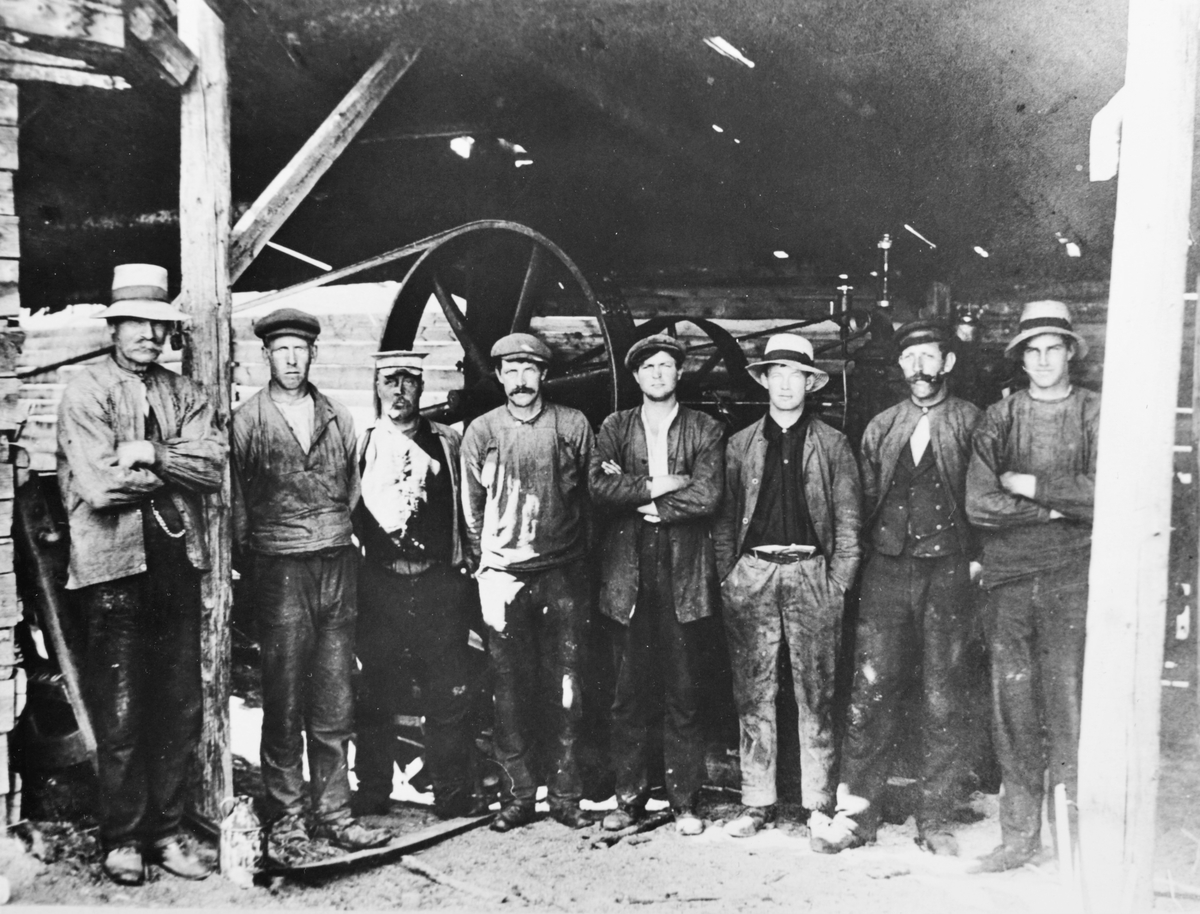 Gruppebilde fra Lars Hoels sag på Mork, 1915, fra venstre: Thorvald Ruud, Adolf Bråthen, Karl Tangen, Kristian Bøss, en ukjent mann, Kristian Lund, Ingvald Engen og Martin Hoel.