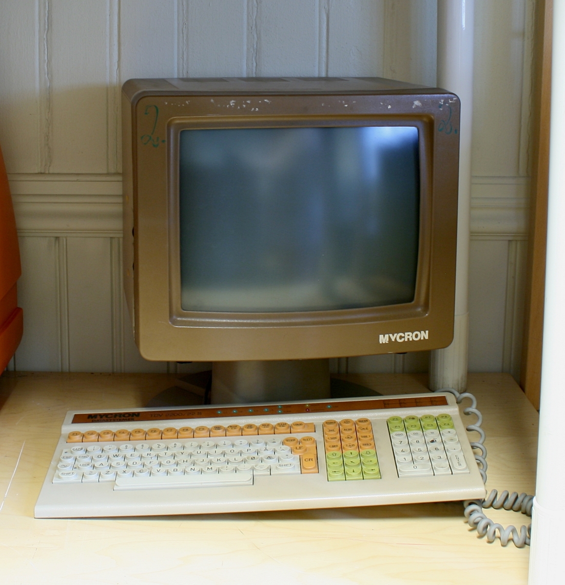 Datamaskin og tastatur, Mycron.