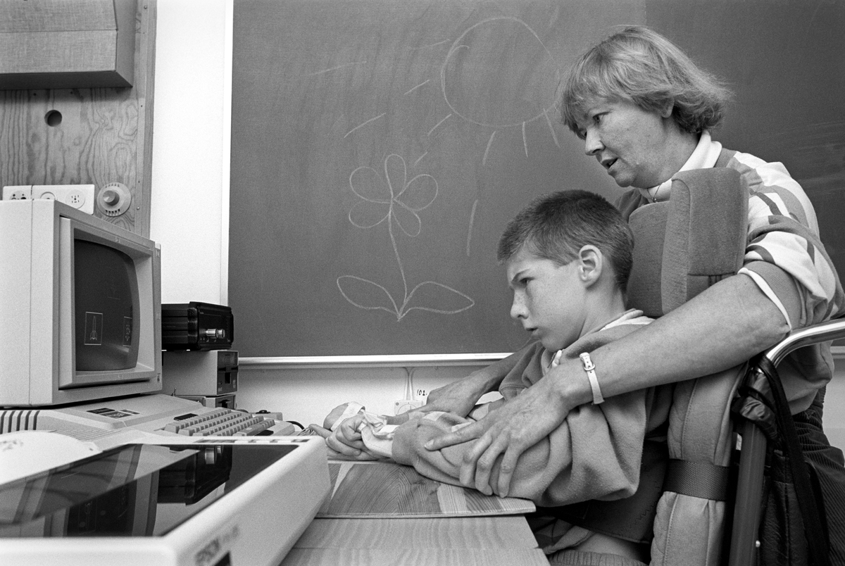 Folke Bernadottehemmet - pojke tränar framför dator, Valsätra, Uppsala 1989