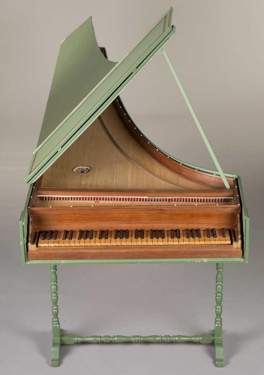 Klaverinstrument i italiensk stil med omfang FF–g4 og 2 x 8' registre. Treslag brukt i instrumentet: Sarg - alerce, Tastbelegg - buksbom, Taster - redwood (muntlig informasjon fra produsent).

Deler som kan tas av: Frontlokk til klaviatur, to benstativ, lokkstøtte.