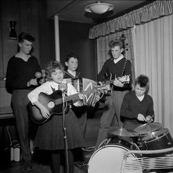 Ungdommer på Martins Kafeteria. "Verdens største trio" under