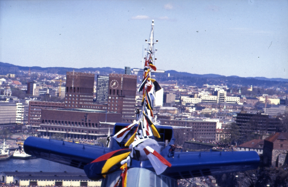 Flaggene vaier over skorsteinen på S/S ‘Norway’ (ex. ‘France’)(b.1961, Chantiers de l’Atlantique).