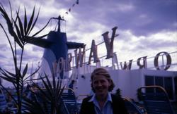 En vertinne poserer stolt på dekket av verdens største cruis