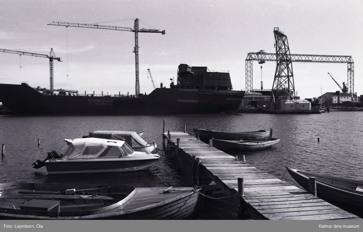 Kalmar Varv, 1980-09-02. Det är troligen M/T Tärnvind på 6150 DWT som färdigställs vid kajen. Det är det sista kompletta fartygsbygget vid Kalmar varv. Den 23 oktober 1980 sattes Kalmar varv i konkurs.