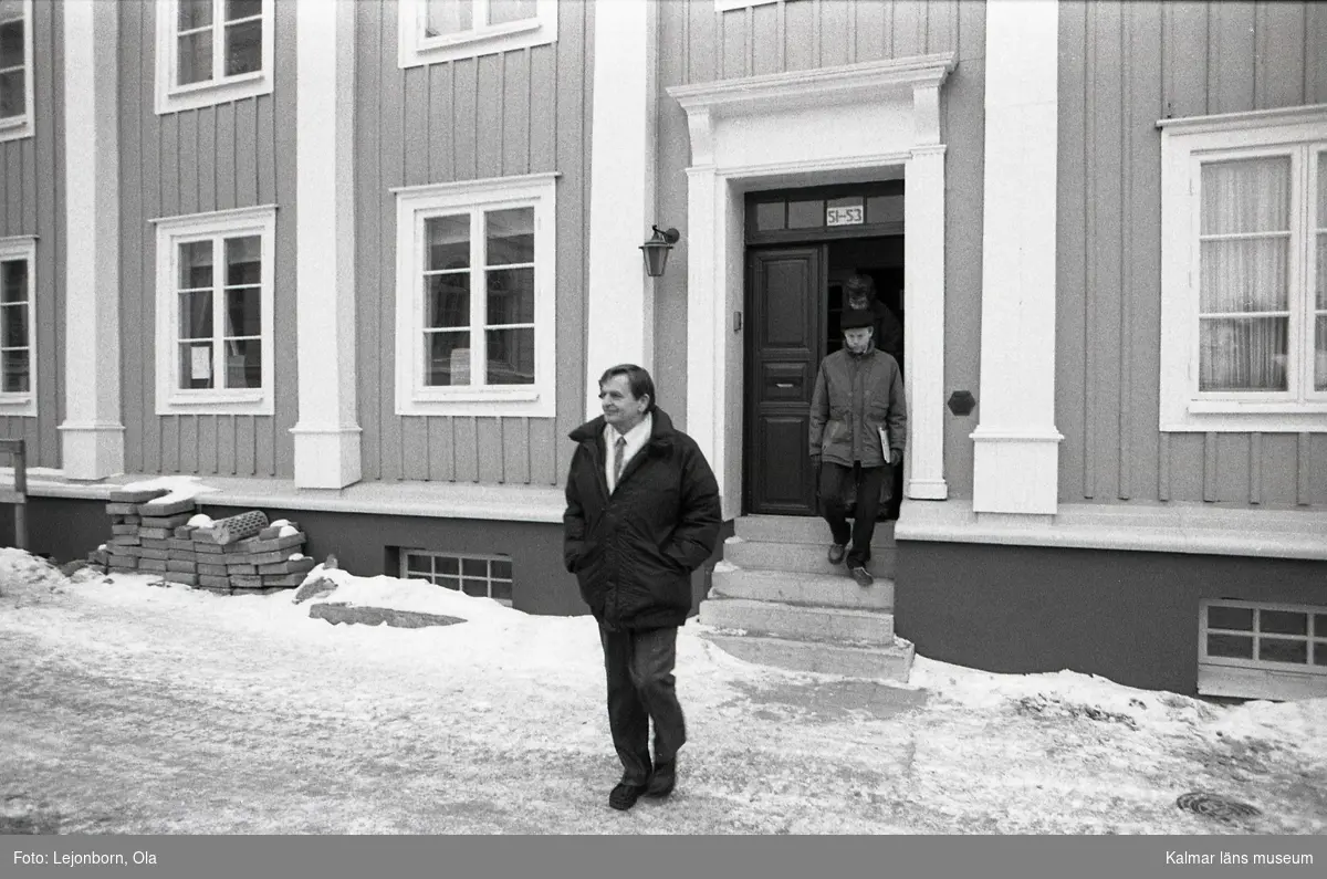 Olof Palme utanför Kreugerska huset, där hans farfars far bott.