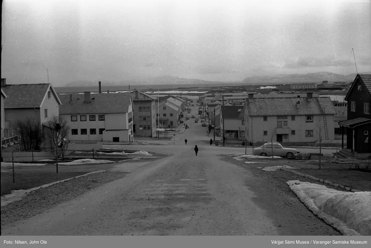 Gatebilde fra Vadsø sentrum. Tollbugata. Vadsøya i bakgrunnen. April 1967