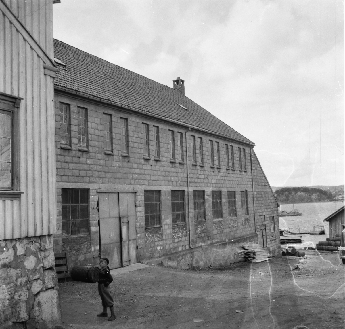 Vardens arkiv. "Takpapp fabrikken til Harald Thiis-Evensen i Brevik"  29.04.1954