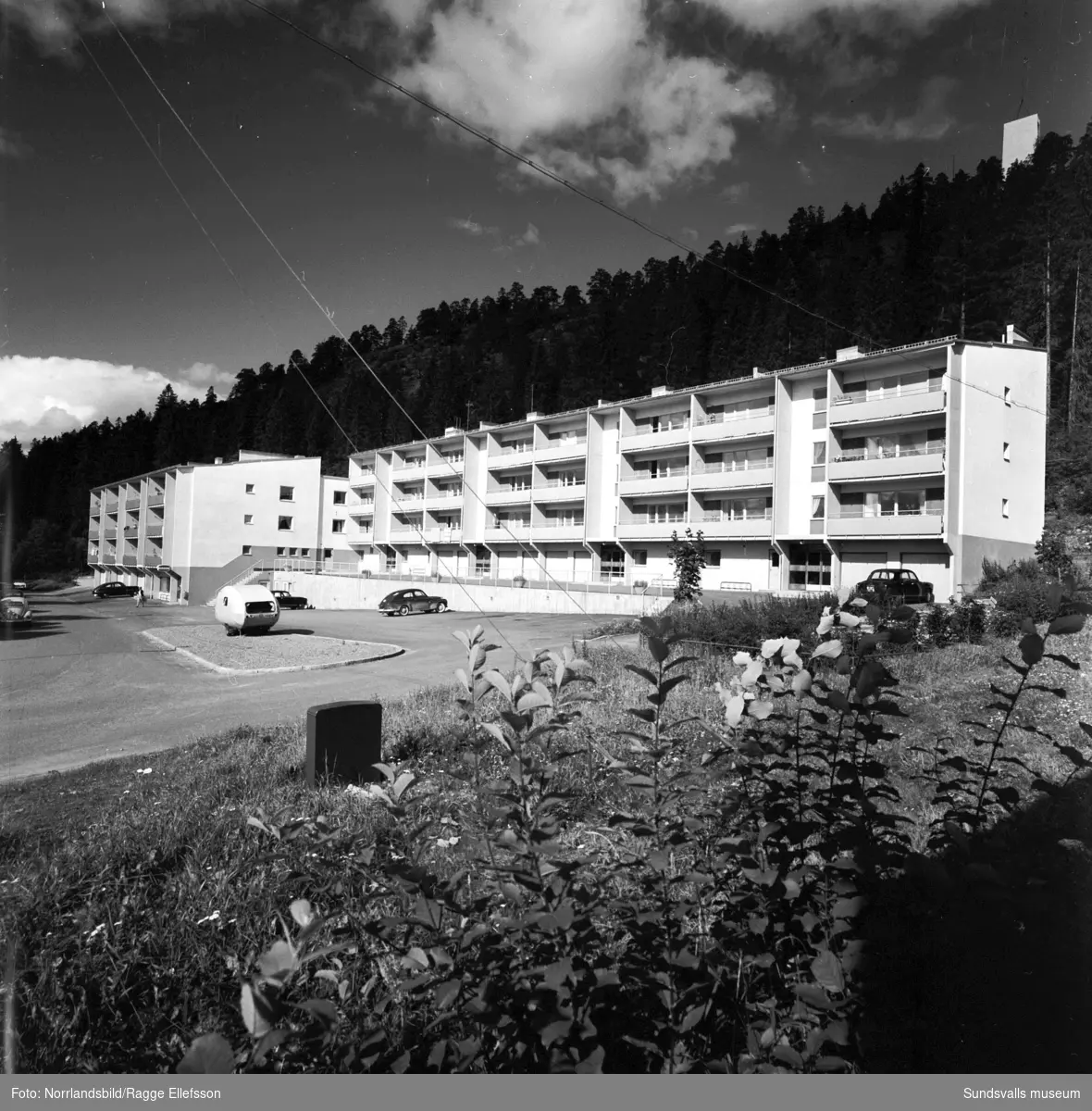 Flerfamiljshus vid Norra bergets fot, Ludvigsbergsvägen 24-36.