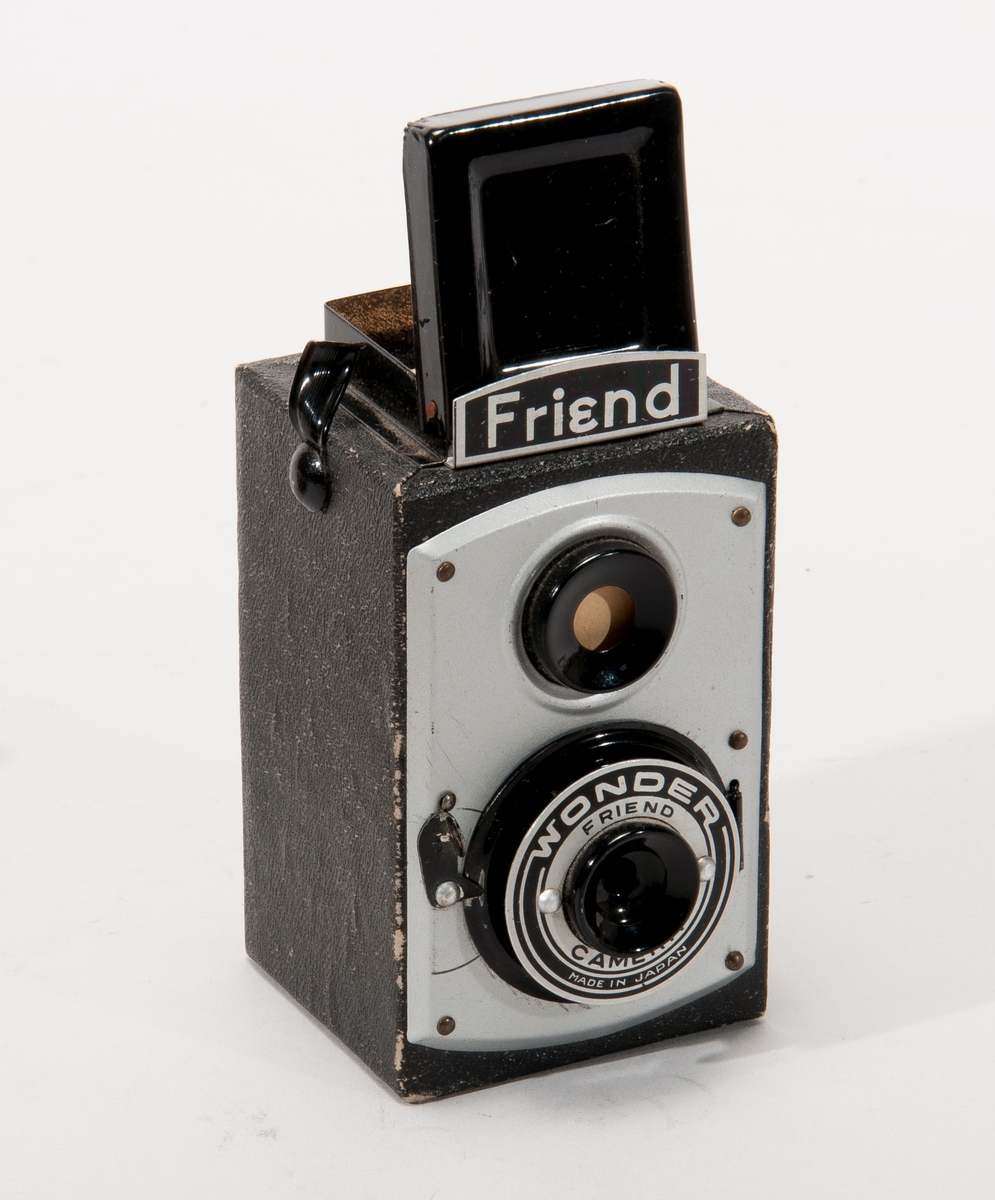 Leksakskamera (skämtartikel) med "råtta" (tygomsluten fjäder) som hoppar ut när man tar en bild. Kameran märkt: "Friend" samt "Wonder Camera".
I originalförpackning.