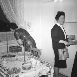 To damer på kjøkkenet til familien Drannem i Hammerfest. Hun