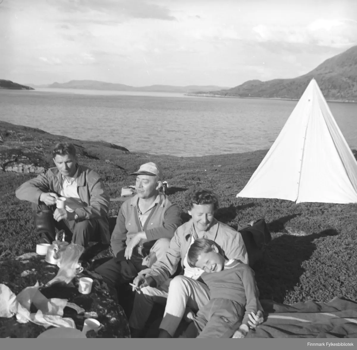 Eino Drannem (til venstre på bildet) og familien Sørensen på tur. Sted ukjent.