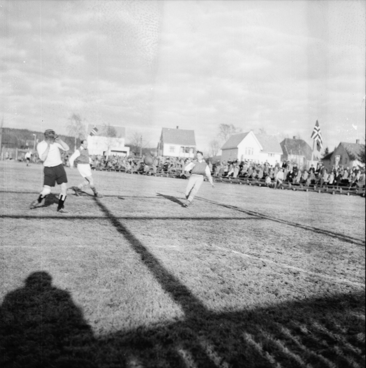 Vardens arkiv. "Fotballkamp. Odd - Storm 1-0, Kleiva" 24.04.1954