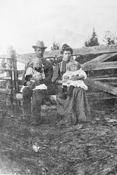 Carl og Helga Hellerud i Blaker, med barna Thora og Borghild