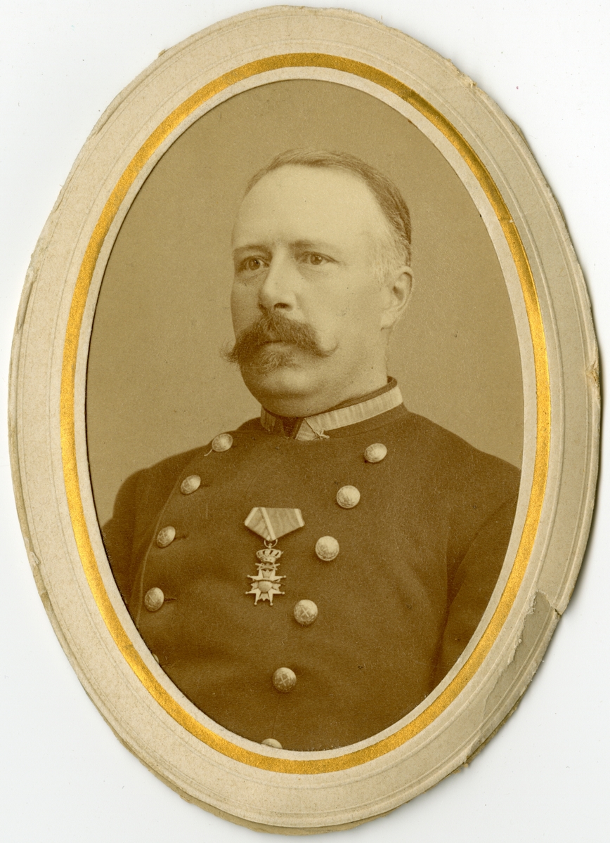 Porträtt av Lars Fredrik Lovén, överste och chef vid Andra livgrenadjärregementet I 5.

Se även bild AMA.0007839, AMA.0007957, AMA.0007982 och AMA.0013887.