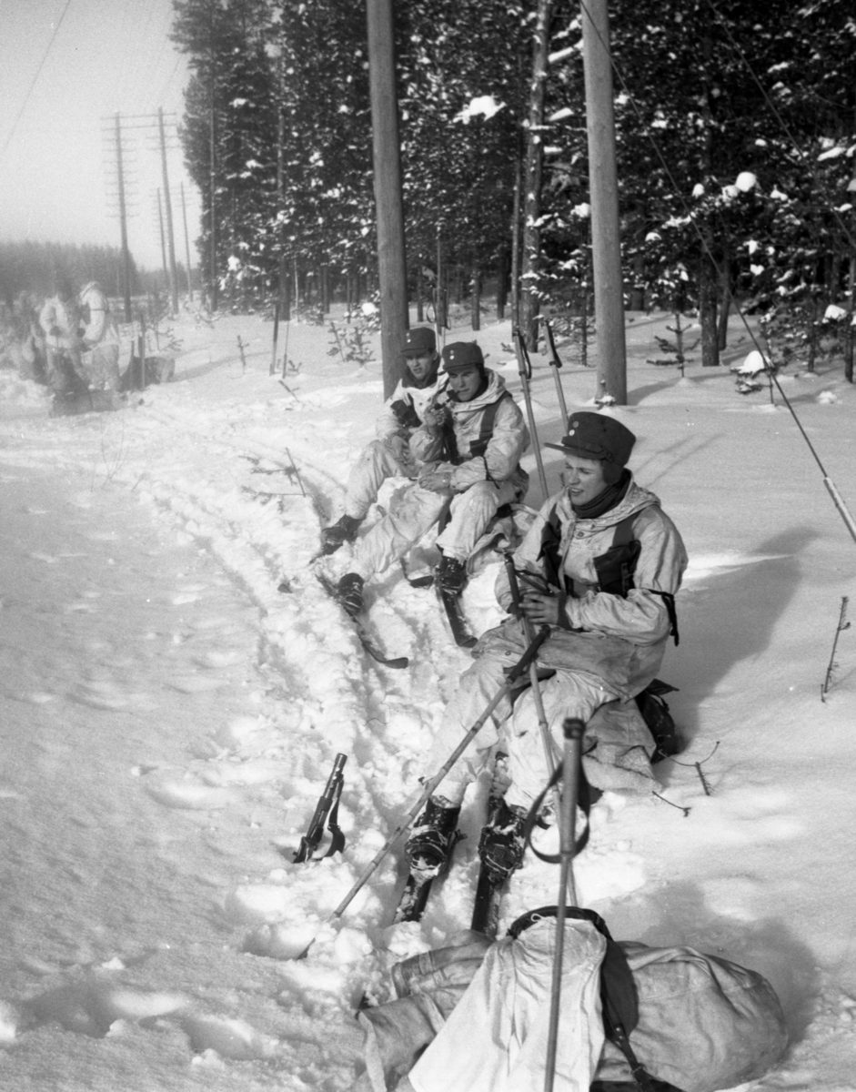 Soldater på rast under vinterövning. Värnplikt vid Norrlands dragonregemente K4, Umeå, 1955-1956.