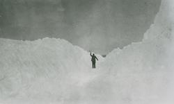 Høye brøytekanter på Kvinesheia i Kvinesdal 1937-1938