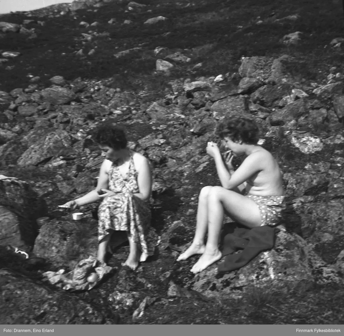 Jenny og Turid på tur en sommerdag i terrenget rundt Hammerfest.