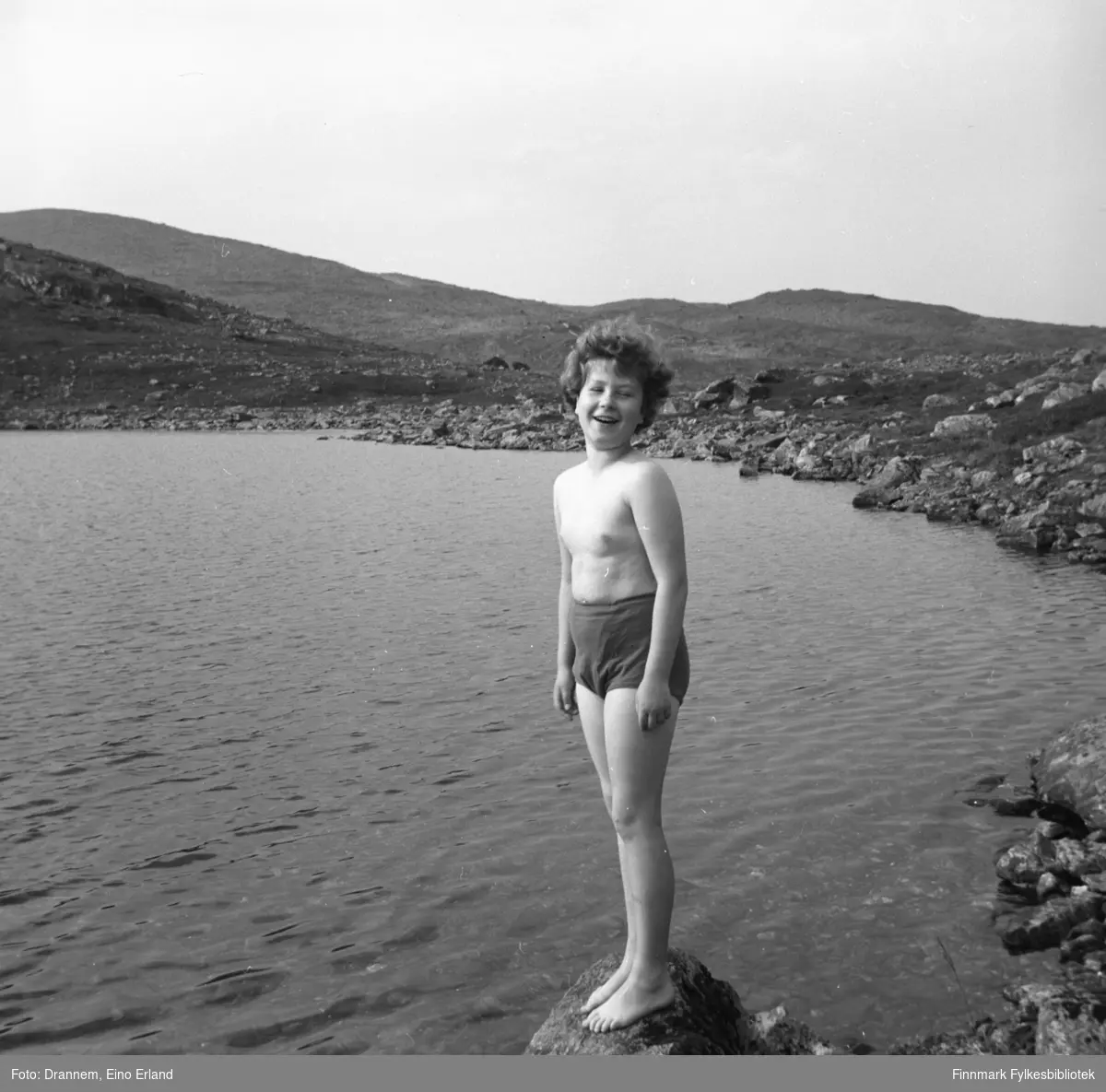 Turid Karikoski fotografert ved bredden av et fjellvann i området rundt Hammerfest.