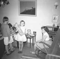 Barn samlet i stuen til familien Drannem i Hammerfest til Tu