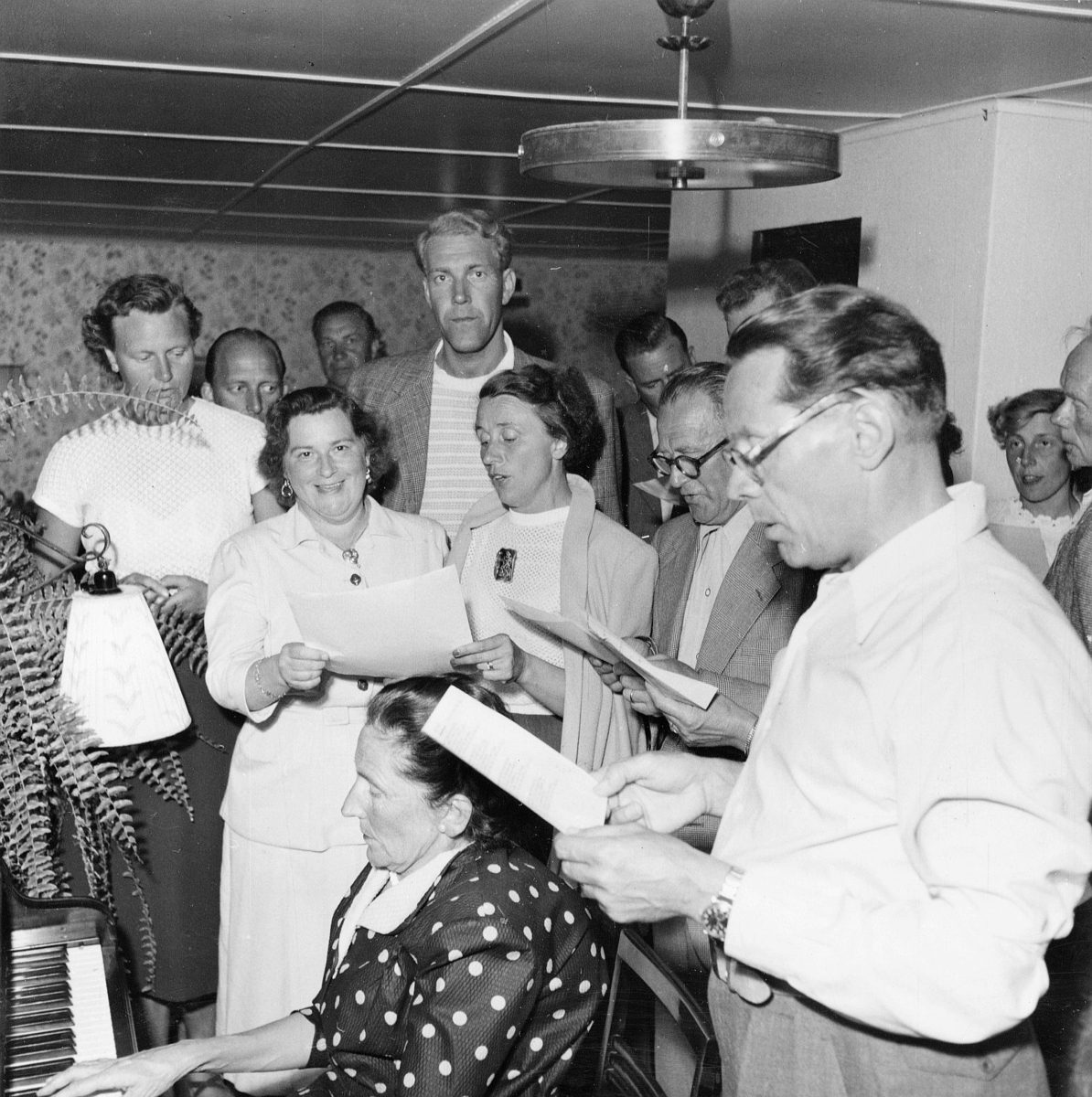 Svenska Postmannaförbundets semesterhem Norregård i
Falsterbo.  Foton aug 1953.  (Se reportage i tidningen PS nr
4-5/1953).  Gästerna sjunger allsång.