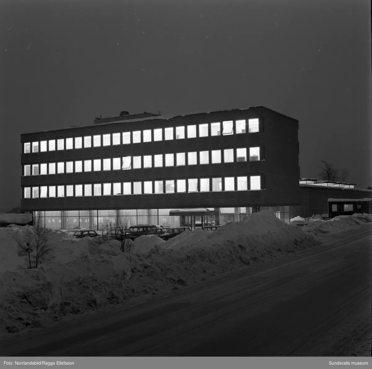 Nybyggd kontorsfastighet vid Björneborgsgatan 47. Kvällsbild.