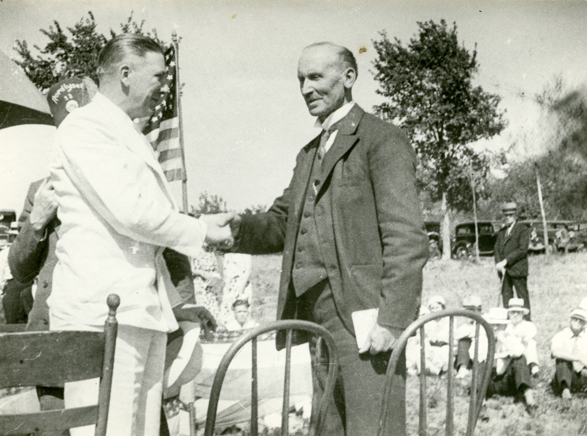 Guvernør Floyd B. Olson og Olaus (til høyre) Islandsmoen på Van Park, Minneapolis i 1934
