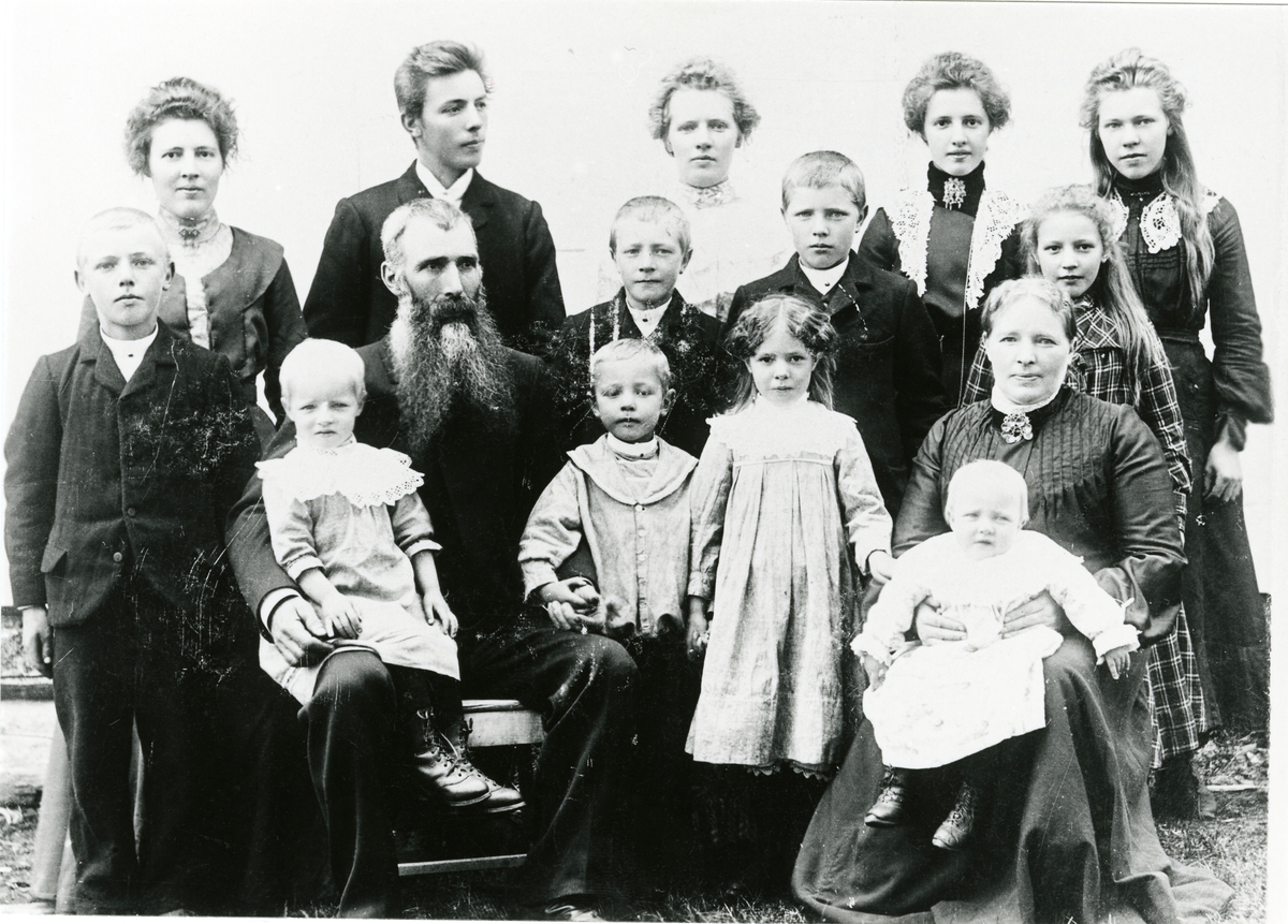 Familiefoto av familien Garthus. Tatt 1904.
