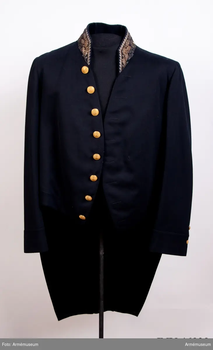 Grupp C I.
Enligt generalorder 20/1 1823.
Ur uniform för fortifikationskassör, bestående av frack,  långbyxor, väst, trekantig hatt.