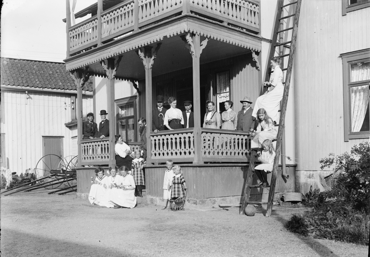 "På järnhandlare Holmgrens veranda", Östhammar, Uppland 1914