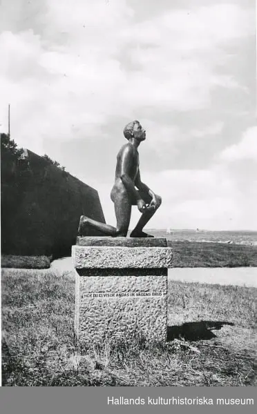 Norra fästningshörnan Varberg. Skulptur i brons av Gustaf Ullman 1881-1945, författare och västkustpoet i början av 1900-talet. Vykortsförlag: A/B Gerb Larsson