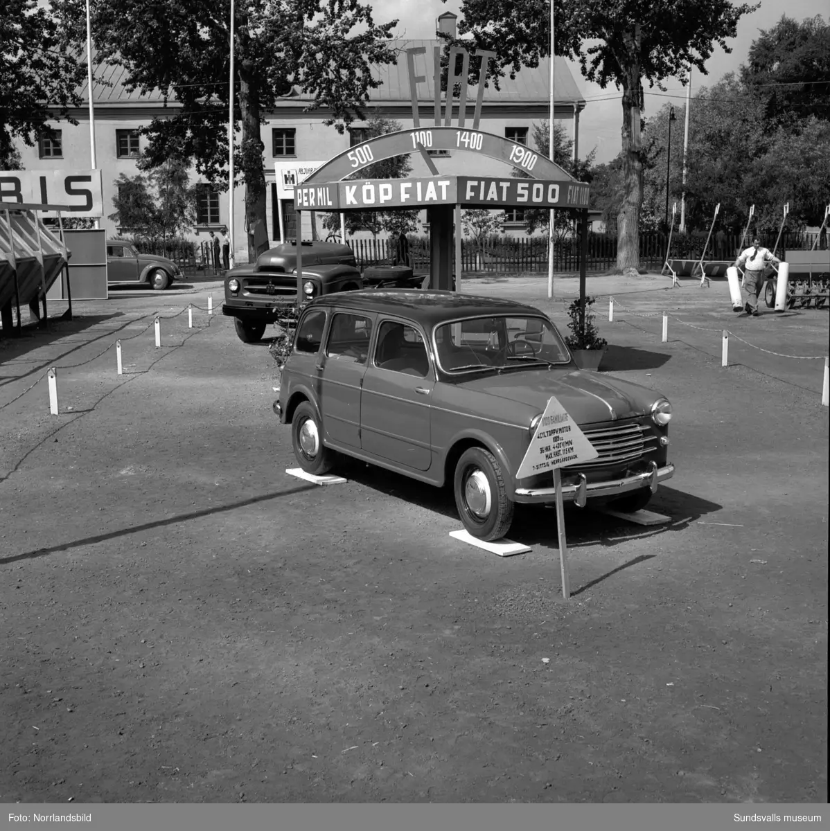 Ivar Petterssons bilverkstad, som låg på Rådhusgatan 39, propagerar för Fiat på Sundsvallsutställningen 1954.