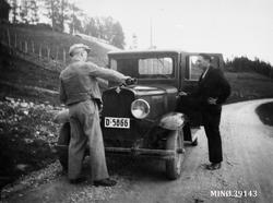 Første lastebil i Grimsbu. Fra venstre: John J. Ryfetten, To