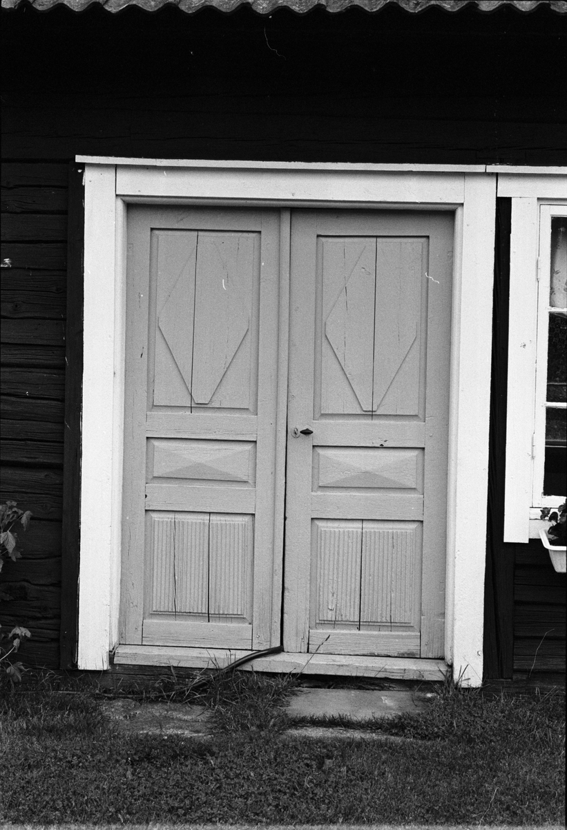 Dörr i brygghus, Saringe 15:3, Grindaräng, Tuna socken, Uppland 1987