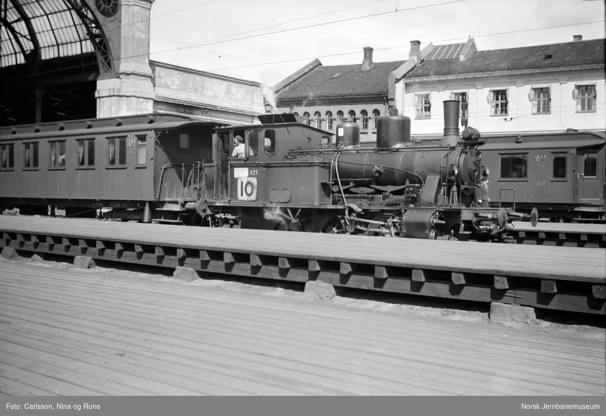 Skiftelokomotiv type 25d nr. 421 i tur "10" koblet til personvogn på Oslo Ø