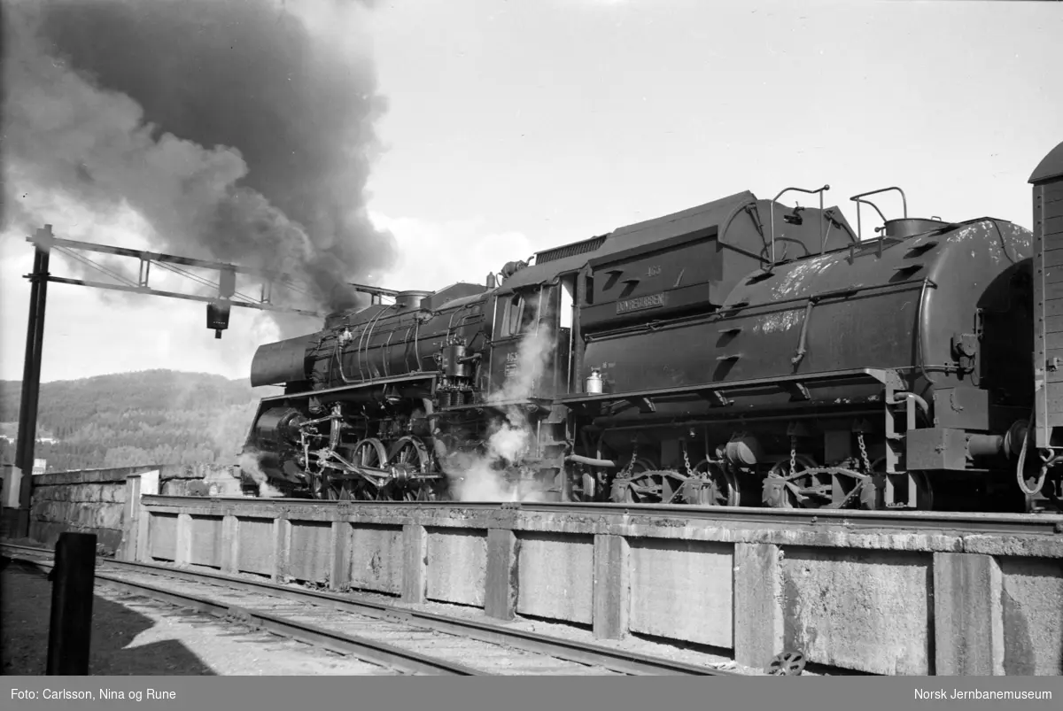 Damplokomotiv type 49a nr. 463 foran tog på Trondheim stasjon - Norsk ...