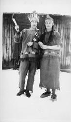 To kvinner utkledd som indianere. Margit Klokkerhaug (f. 18/