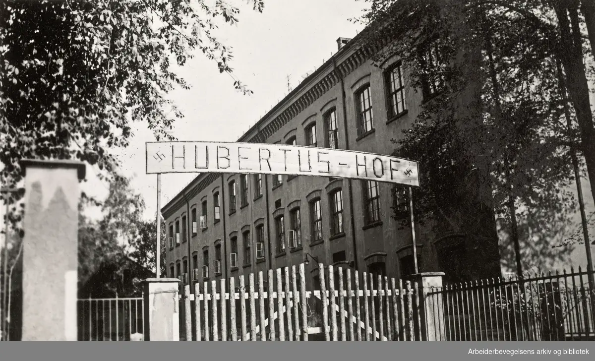 Ole M. Engelsens fotografier fra okkupasjonsårene i Oslo..Sagene skole (Hubertus Hof), brukt som militærforlegning for tyske soldater. .Foto 30 mai 1941.