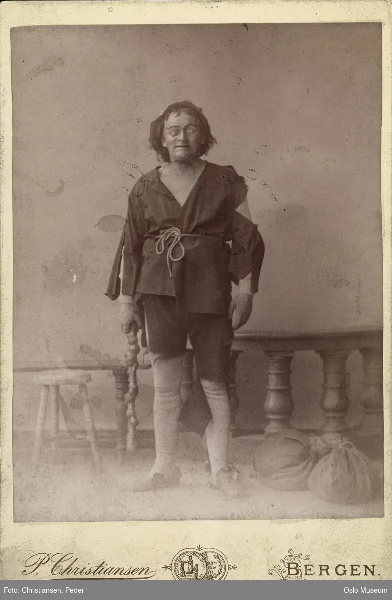 portrett, mann, skuespiller, rollebilde, "Broder Rus" på Den Nationale Scene, stående helfigur, kostyme