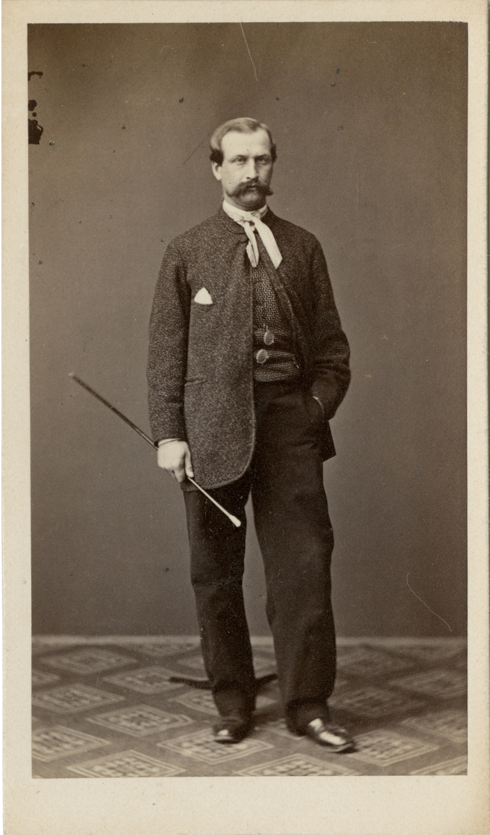Porträtt av Carl Casper Reinhold Nordenskjöld, löjtnant vid Jönköpings regemente I 12.

Se även bild AMA.0013861.