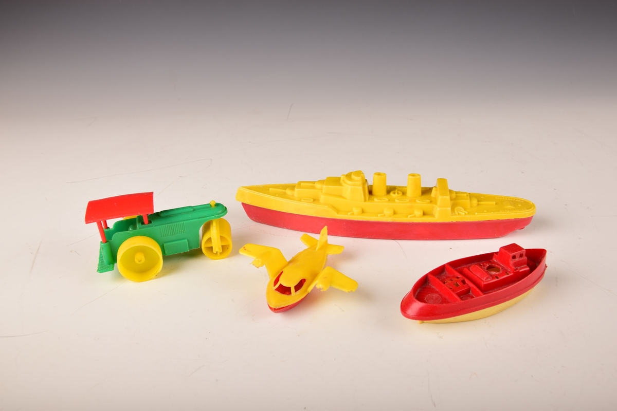 Leketøy av støpt plast - en liten båt, et krigsskip, en valser/traktor og et fly.