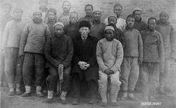 Gruppebilde. Menn. Jon Narbuvoll sammen med kinesere.