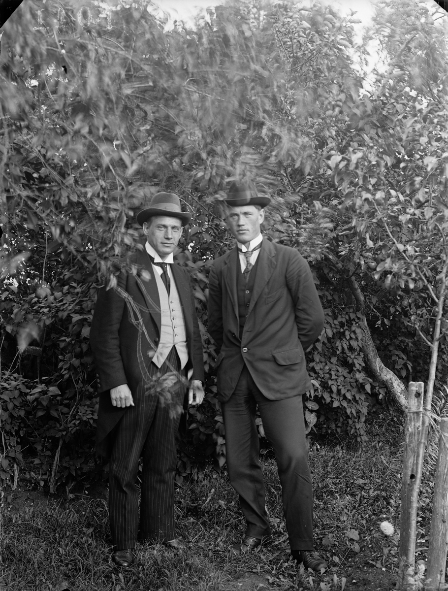 "Sven och Ernst Erikson Rotbrunna", Härnevi socken, Uppland 1918