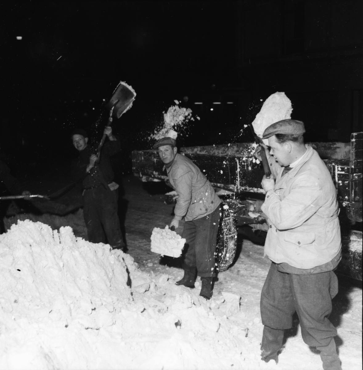 Vardens arkiv. "Snømåking i Skiens gater om natten"  03.03.1954