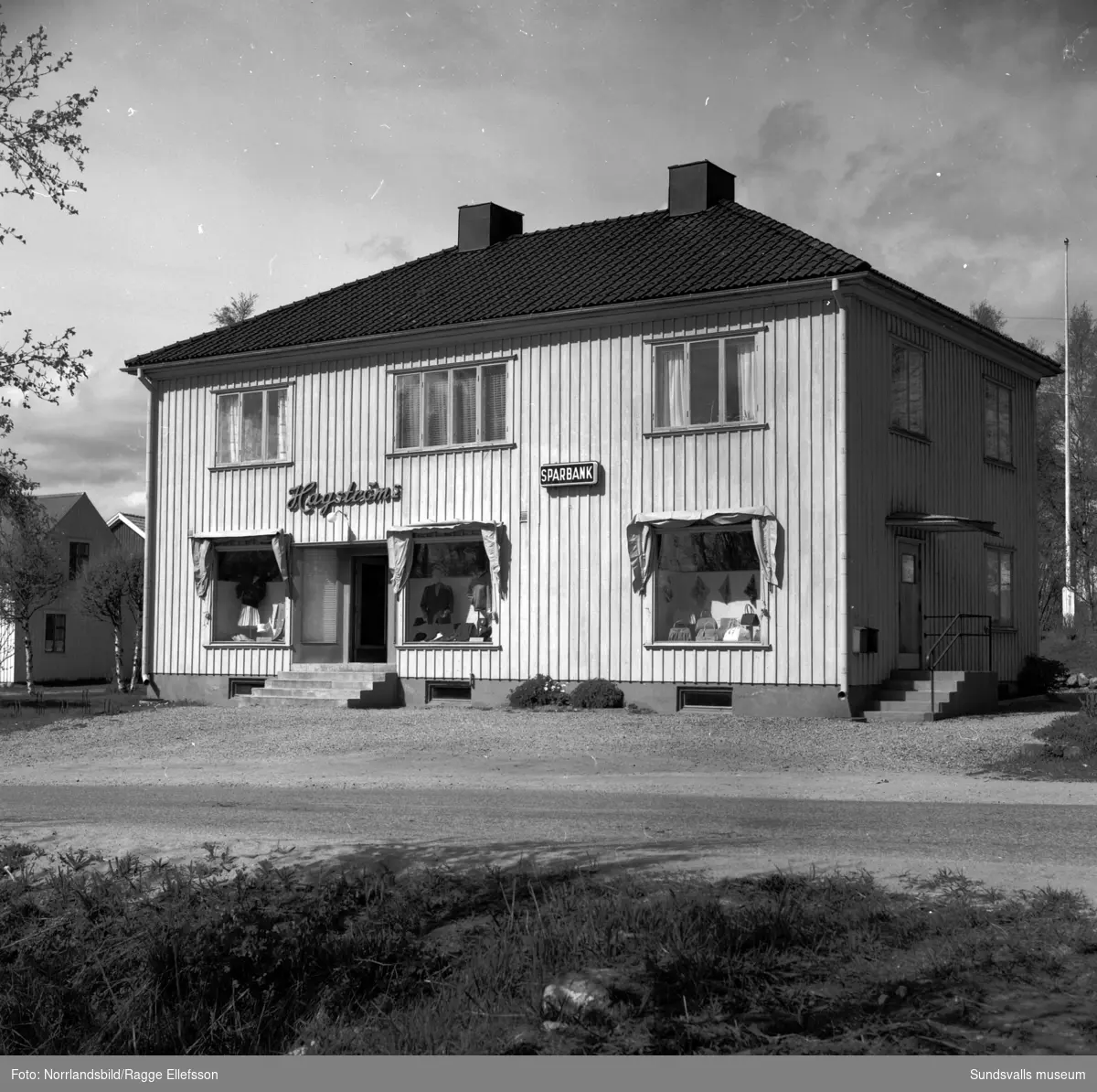 Sparbankens kontor och klädbutiken Hagströms på Alnö, Färjevägen 17. Numera är fastigheten bostadshus.