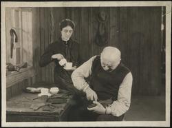 Harald og Alfhild Stormoen i filmscene.